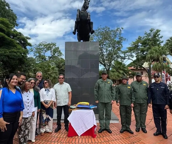 Autoridades civiles y militares conmemoraron los 243 años del natalicio del Libertador Simón Bolívar