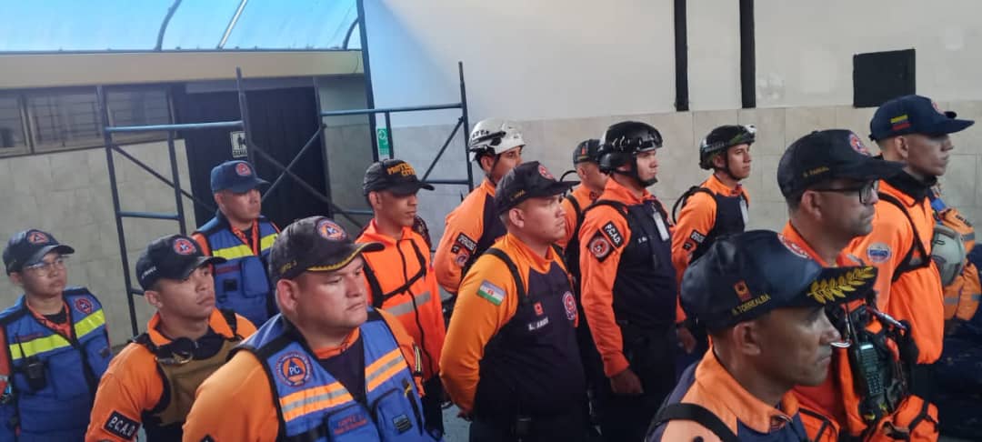 Barinas envía tercera avanzada de rescatistas para relevar equipos desplegados en La Guaira