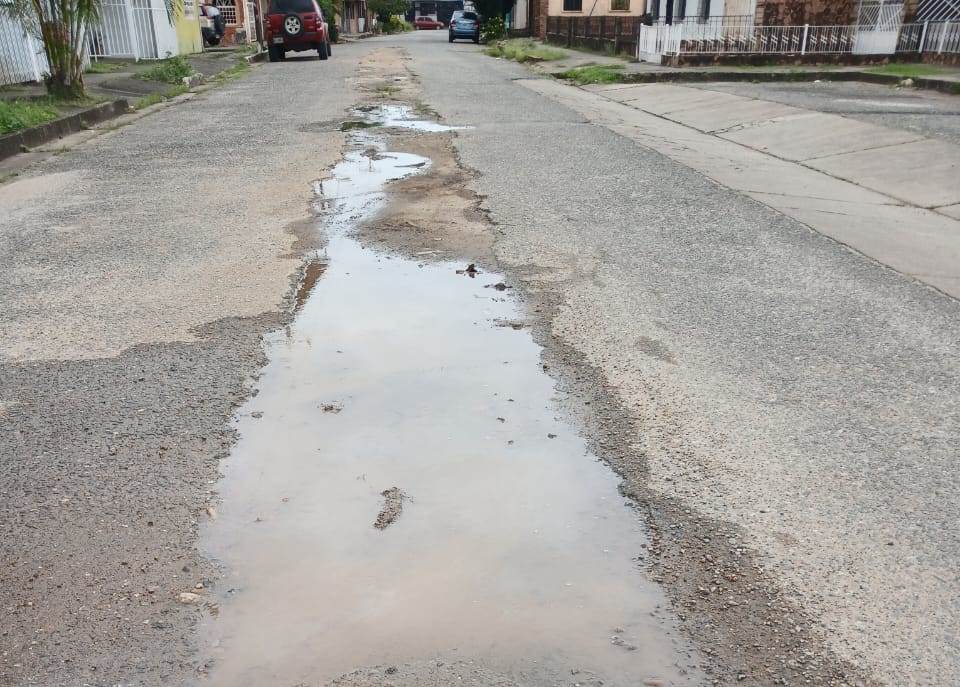 Bote de aguas negras afecta a vecinosde la Manuel Palacio Fajardo