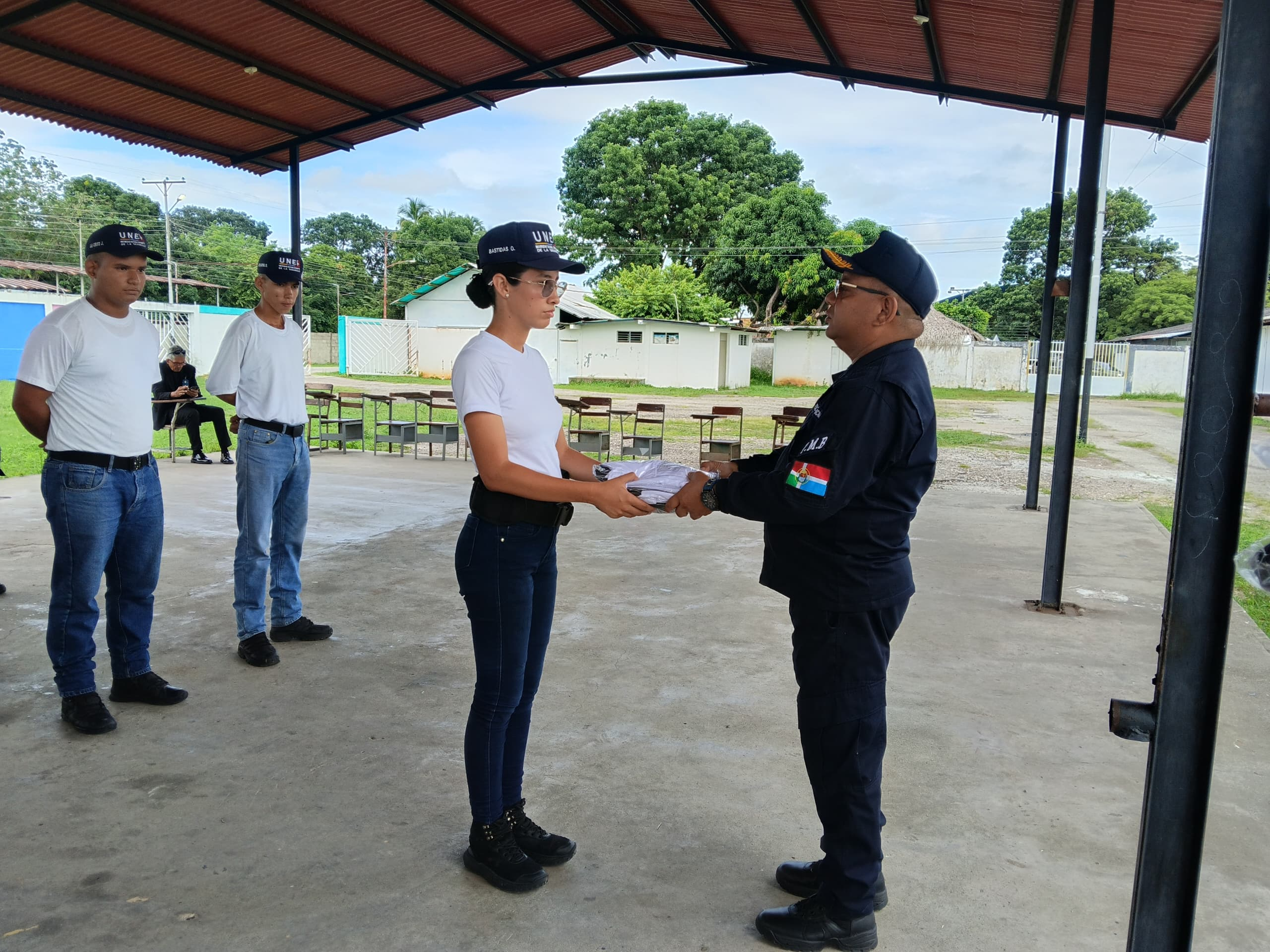 Policía Municipal de Barinas dotó de uniformesa estudiantes del convenio UNES – Alcaldía