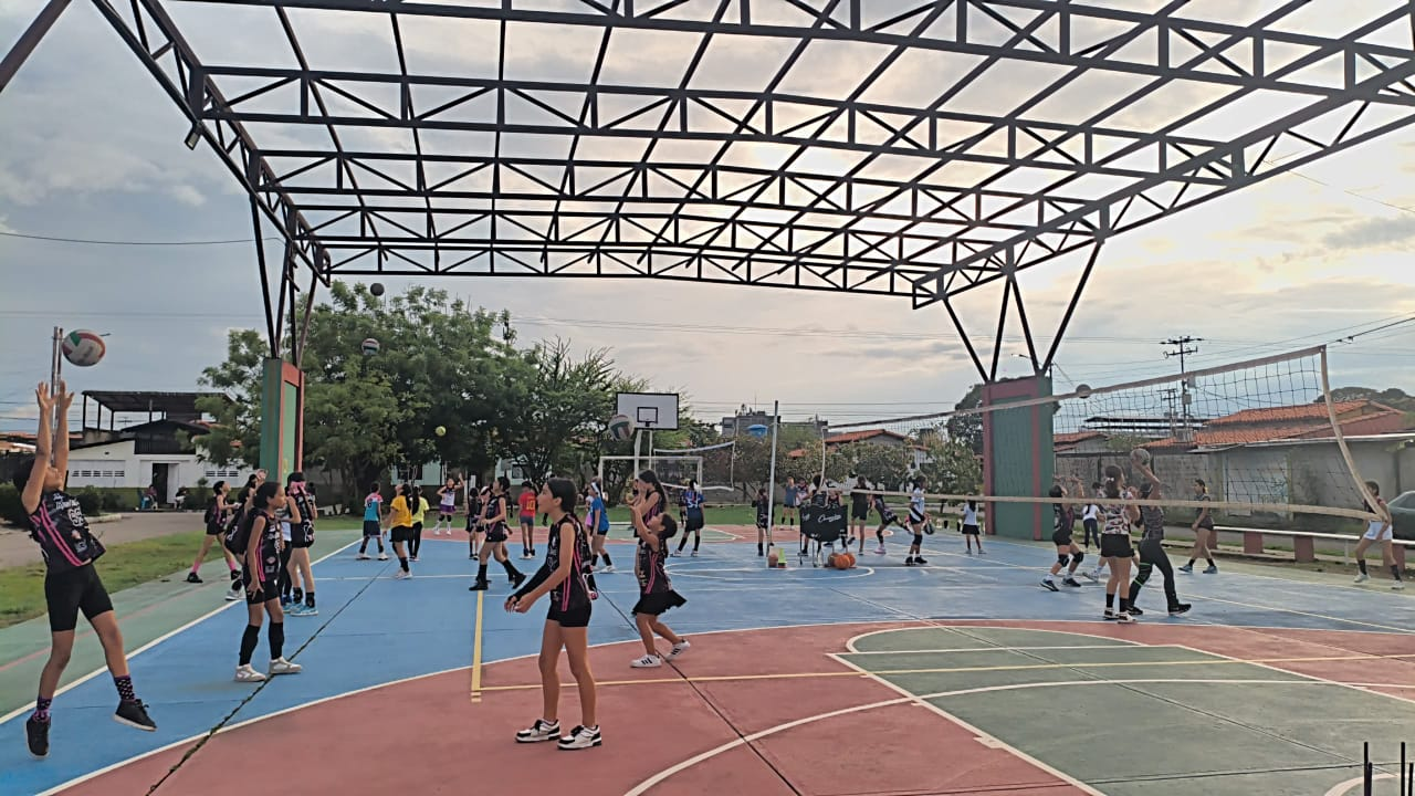 Comunidad Rosa Mística                                Vecinos denuncian abandono de cancha deportiva tras 14 años esperando techado prometido