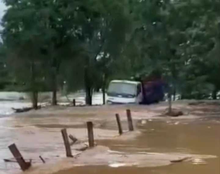 En Ezequiel ZamoraDesbordamiento del río Santa Bárbara inundavías y predios del sector La Lucha Paiva