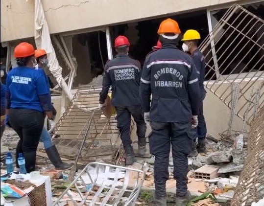 Rescatan cuerpos de un bebé y sus padres de edificio colapsado en Residencias Caribe de La Guaira