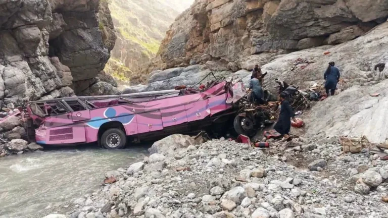 Al menos 40 muertos y 8 heridos tras caer un autobús por un barranco en Pakistán