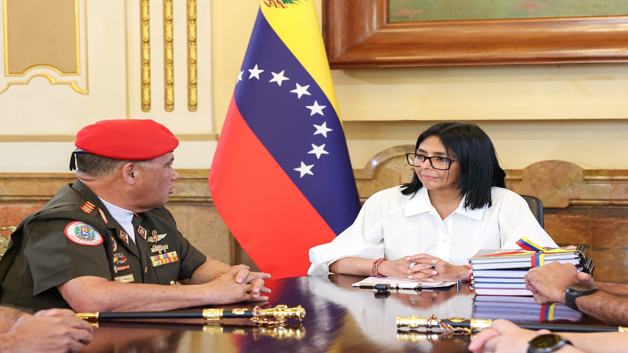 Delcy Rodríguez ratifica al G/J Gustavo González López en el Ministerio de la Defensa