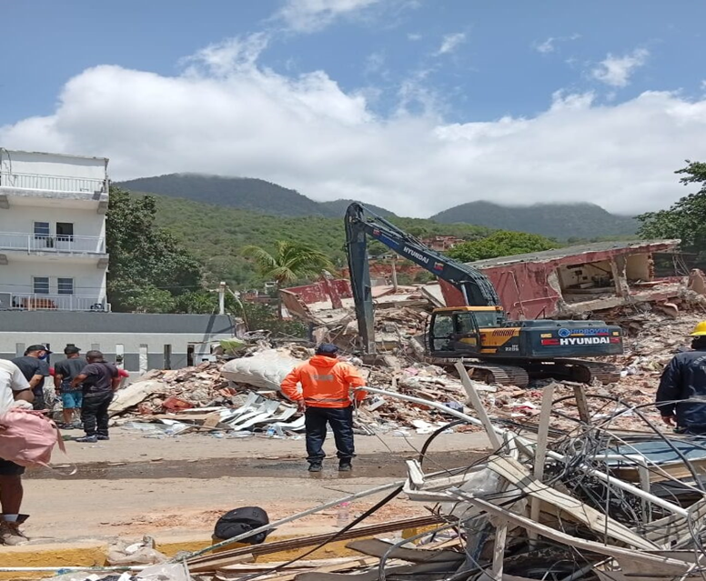En La Guaira Familiares pagan hasta $1.200 diarios en maquinaria para rescatar a sus seres queridos bajo los escombros