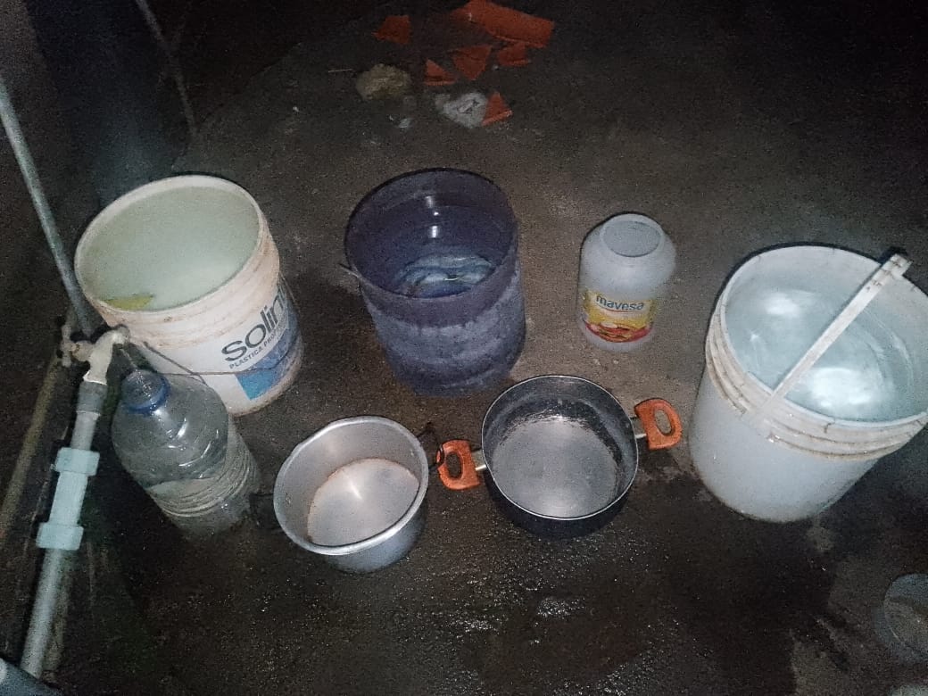 Familias almacenan aguaantes fallas del servicio