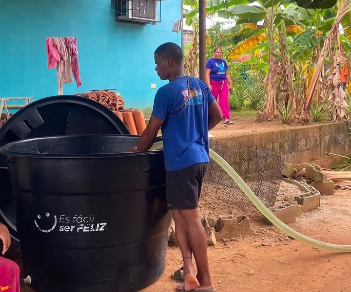Alcaldía de Bolívar y Brigada Negra Hipólitadistribuyen agua en sector Las Mesitas