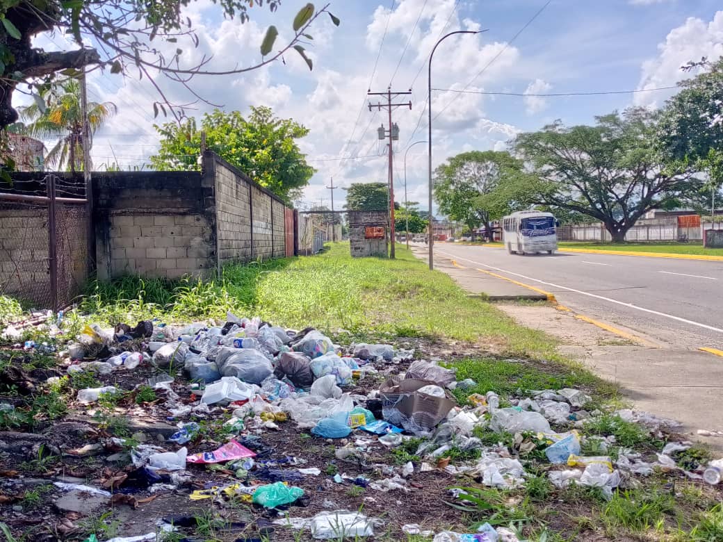 Botadero de basura se observa alpasar retorno en la Intercomunal