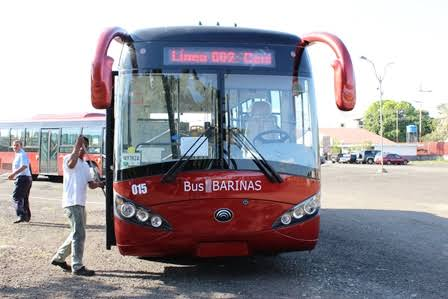 Ante el costo de la vidaComunidades imploran reactivación totaldel servicio de los autobuses rojos