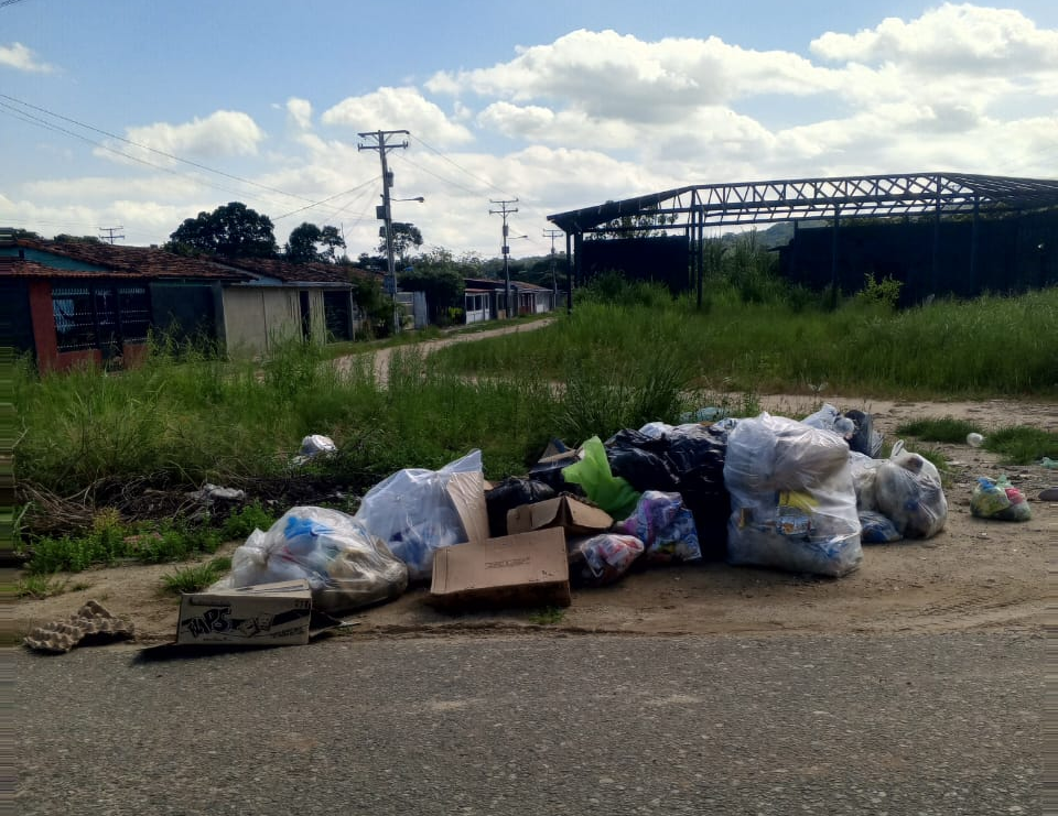 Habitantes de Camirí exigen atención inmediatapor acumulación de basura y riesgo ambiental