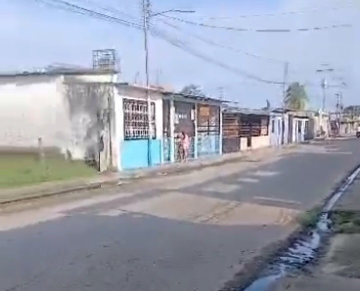 Familias del sector II de Corralitos no aguantancontaminación por bote de aguas negras