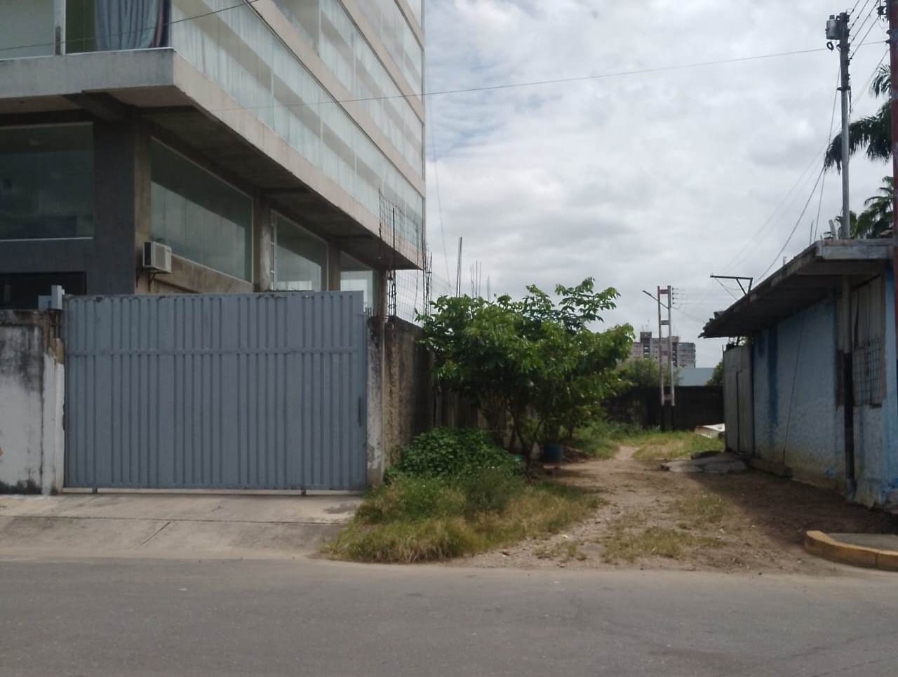 De la Urbanización La Floresta BolivarianaVecinos exigen limpieza urgente yrescate de la entrada de la Calle 9