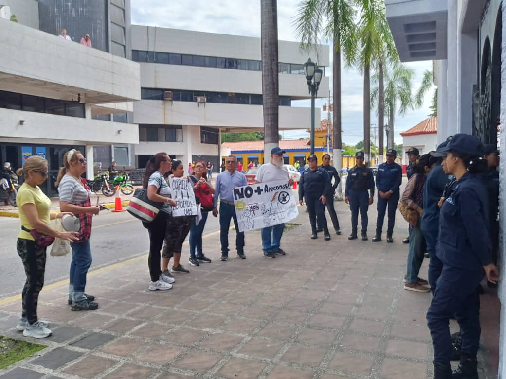 Protesta en la Gobernación de BarinasComunidad barinesa exige cumplimientode promesas frente a la crisis eléctrica