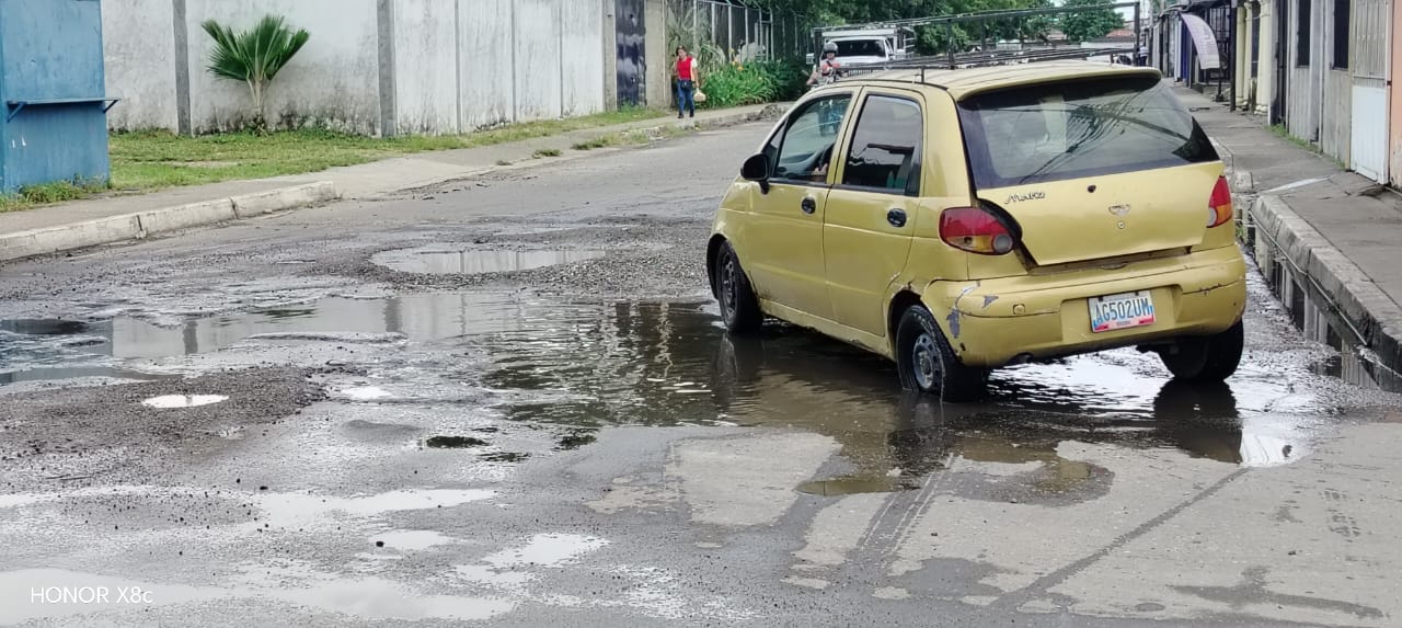 Huecos » traga carros» se han convertido enel dolor de cabeza de habitantes de La Hormiga