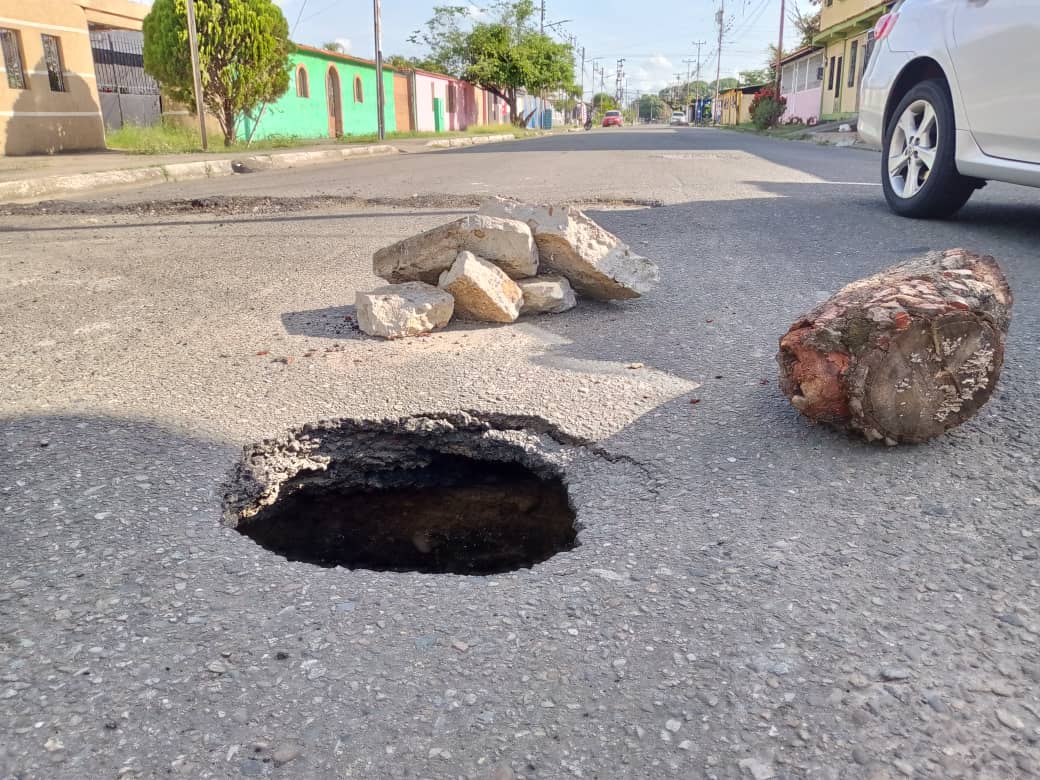 Gran hueco se abreen la José Antonio Páez