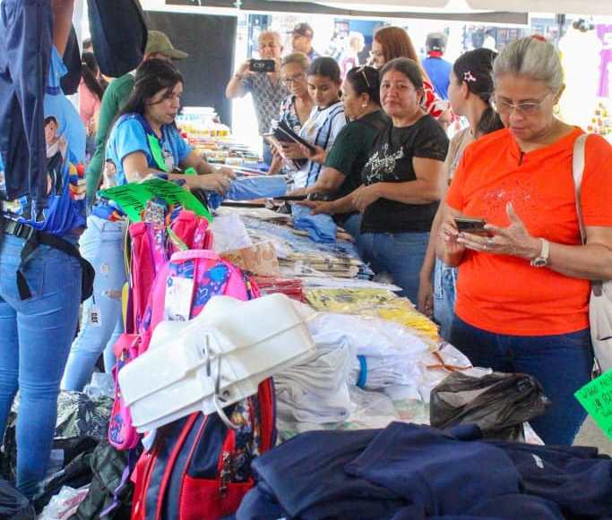 En la Plaza José Félix RibasBarinas se suma al despliegue nacionalde las Ferias Escolares