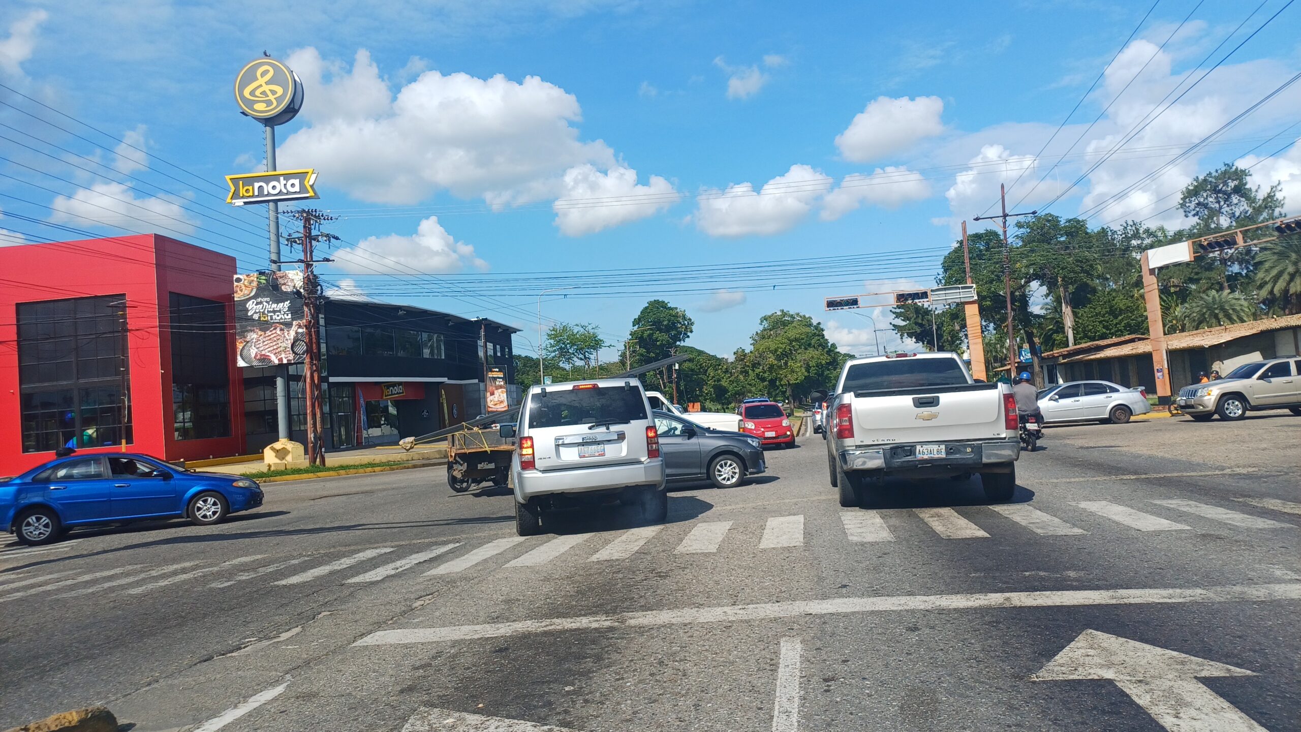 Piden presencia de funcionarios ensemáforo en horarios sin electricidad
