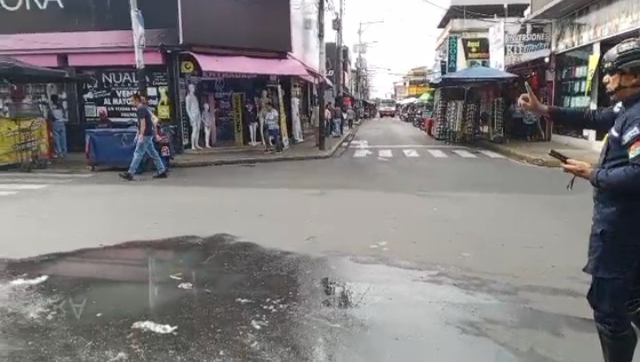 Autoridades policiales toman medidas por personas que lanzan aguas sucias a la calle