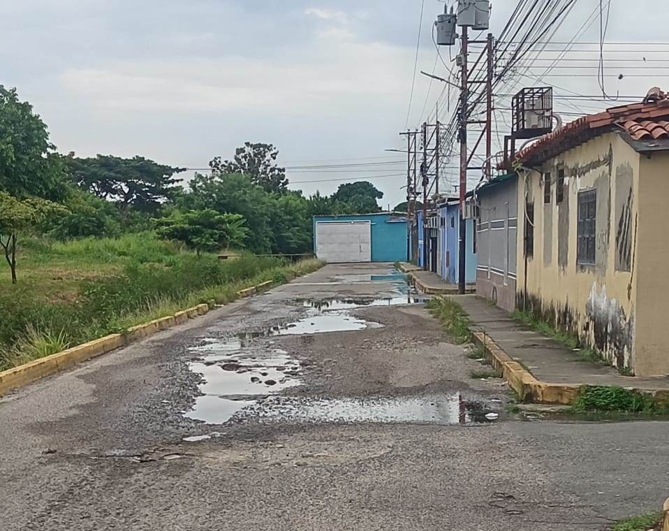 Y Pozones I carece del vital líquidoEn Virgen del Valle se pierdeel agua por bote en calles