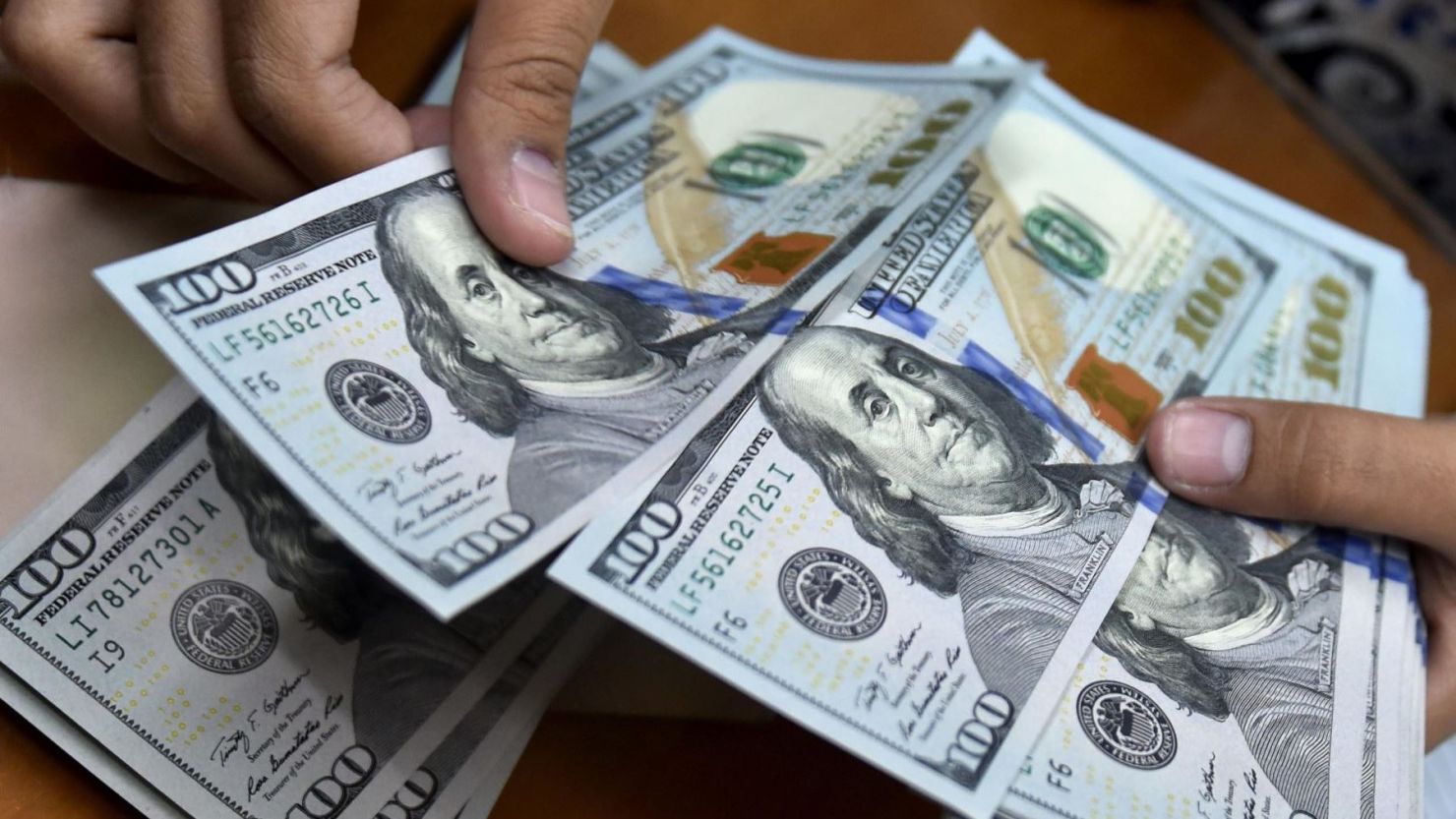 El bolívar se devaluó 15 % frente al dólar durante julio