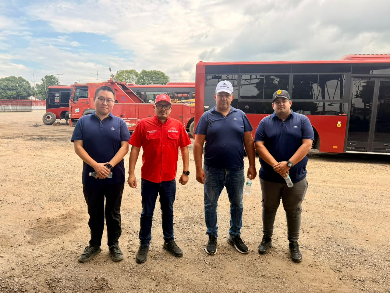 Fortalecimiento del sistema de transporte públicoEquipo técnico de Yutong Chinaevalúa unidades de Bus Barinas