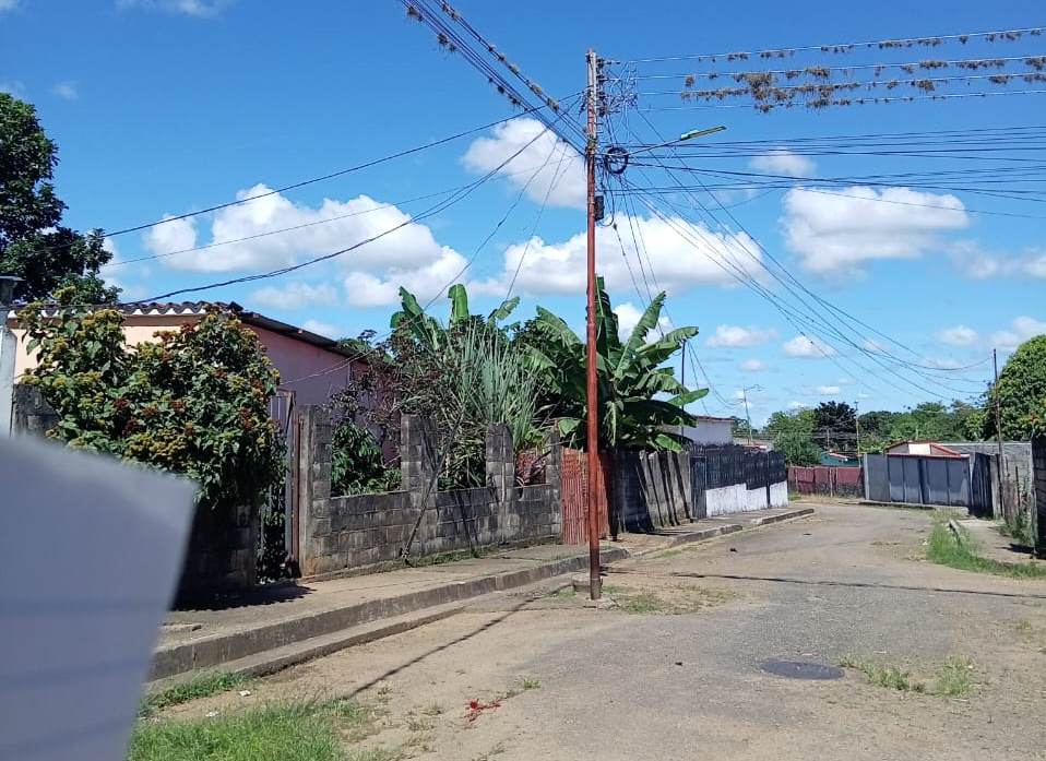 Vecinos hacen un llamado a CorpoelecEn callejón José F. Ribas de Barinitasestán a punto de colapsar redes eléctricas