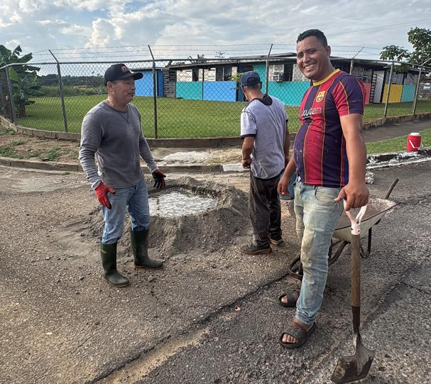 Del Sector El Samán                                       Vecinos de Ciudad Varyna exigen respuestas urgentepor grave deterioro vial y servicios públicos