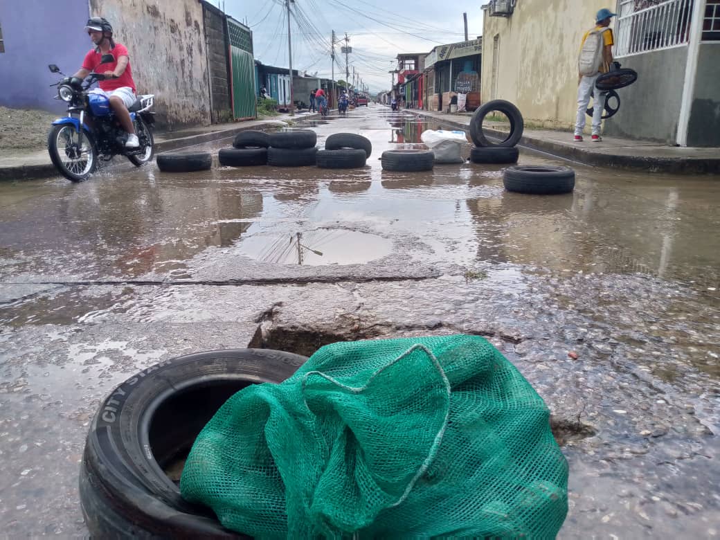 Colapsa vía en Juan Pablo II productodel desborde de aguas negras
