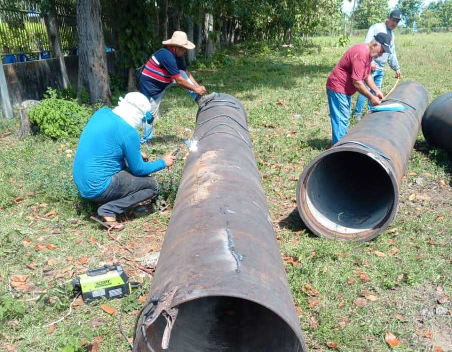 En Ciudad Bolivia, PedrazaInstalan 120 metros de tubería para sistema de aguas servidas