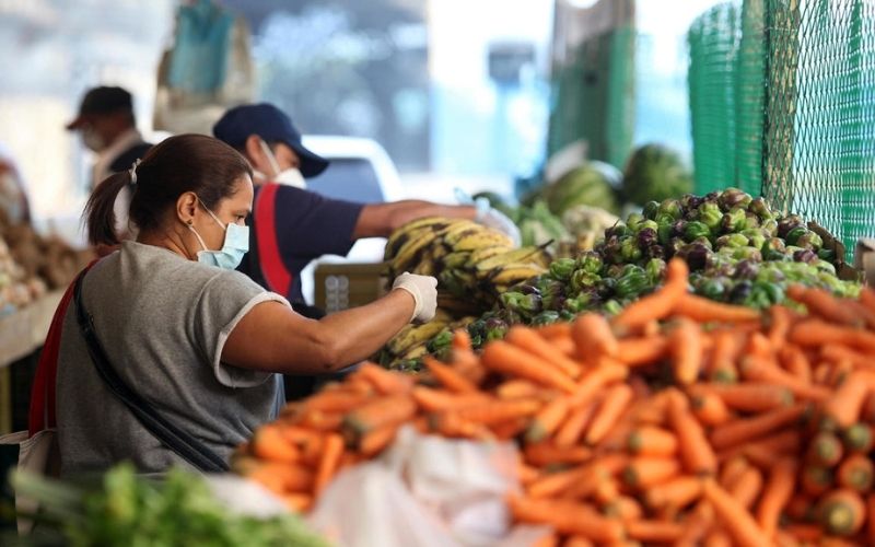 Venezolanos anhelan estabilidadde precios para temporada decembrina