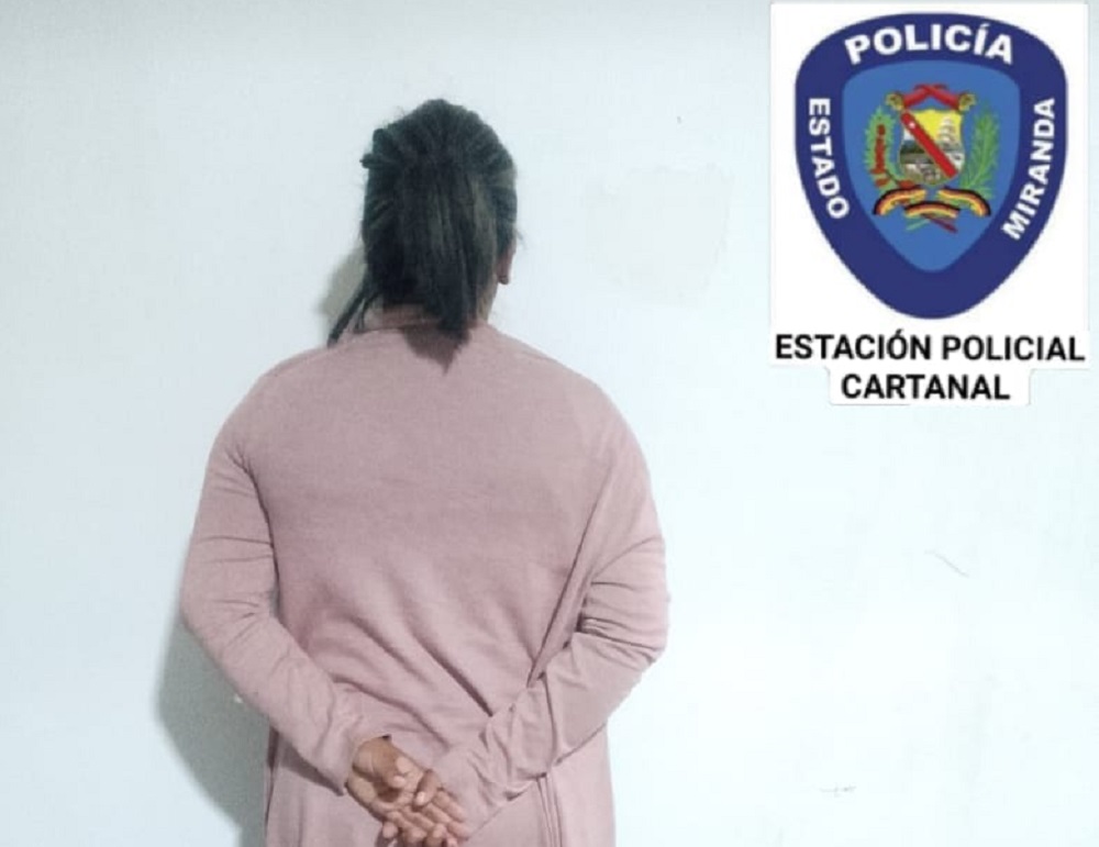 Detienen en flagrancia a mujer que incitaba a susdos hijos pequeños a lastimarse con un cuchillo