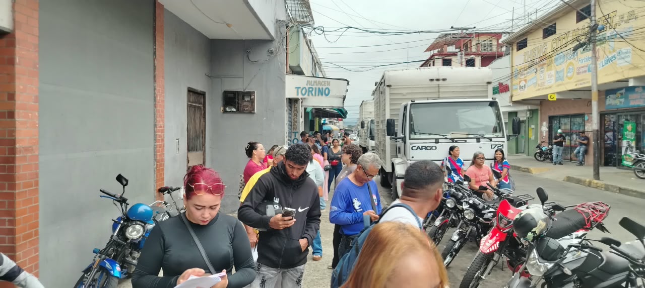 Largas colasUsuarios se apresuran a ir a los bancosantes de los cortes eléctricos