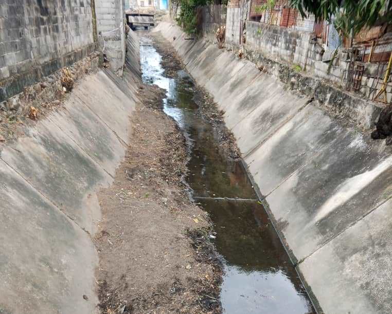 Limpieza de canales avanzaen la parroquia El Carmen