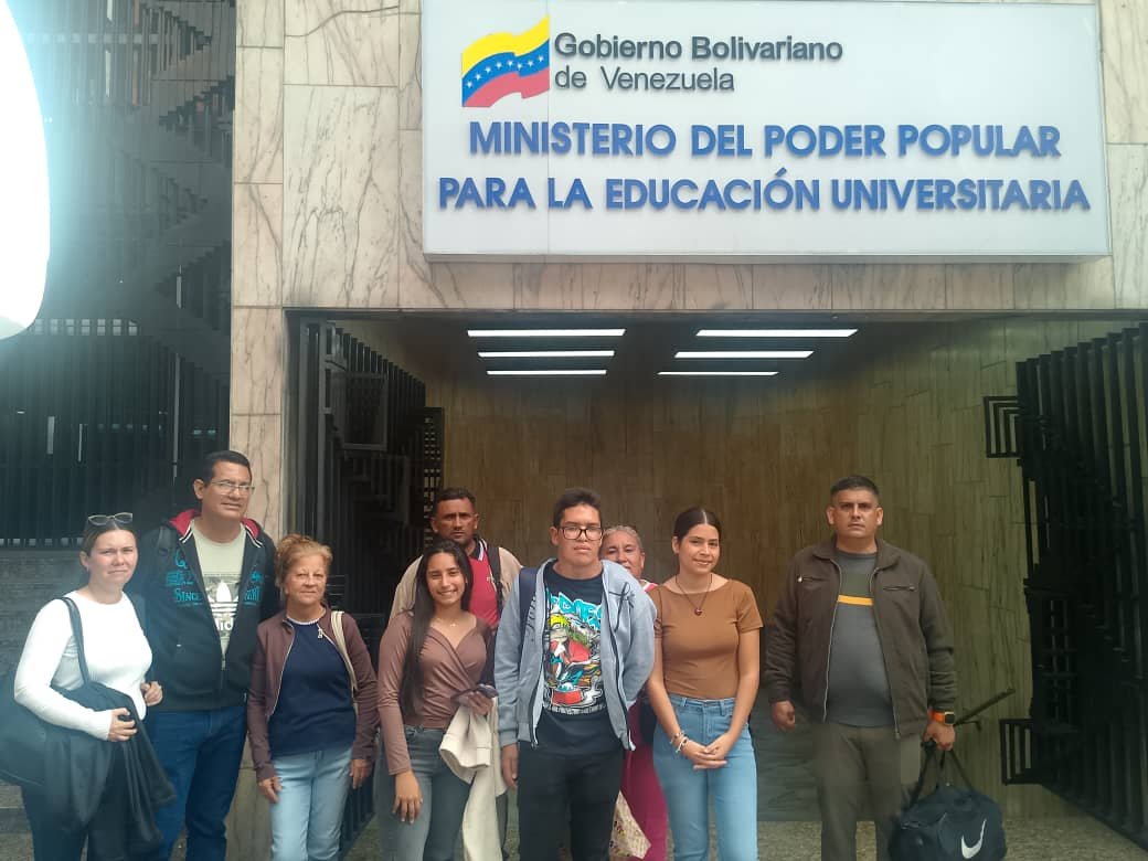 Viajaron a Caracas…Estudiantes y representantes de Barinas exigensoluciones ante paralización de carreras universitarias