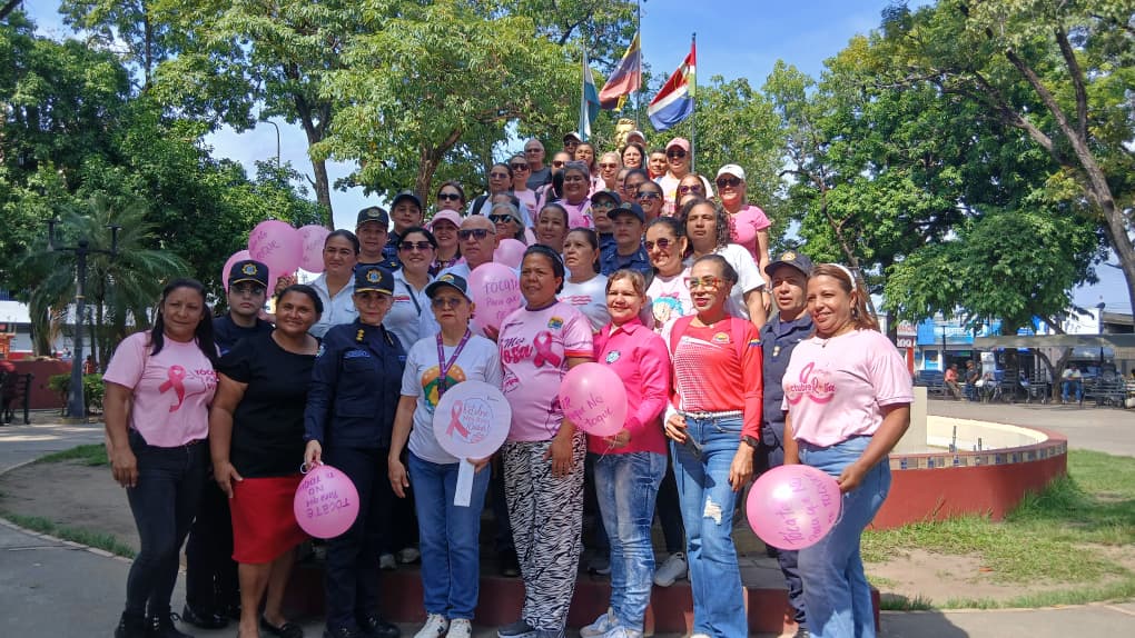 Con entrega de lazos y mensajes de prevención del cáncer de mama MinMujer continúa actividades del Mes Rosa