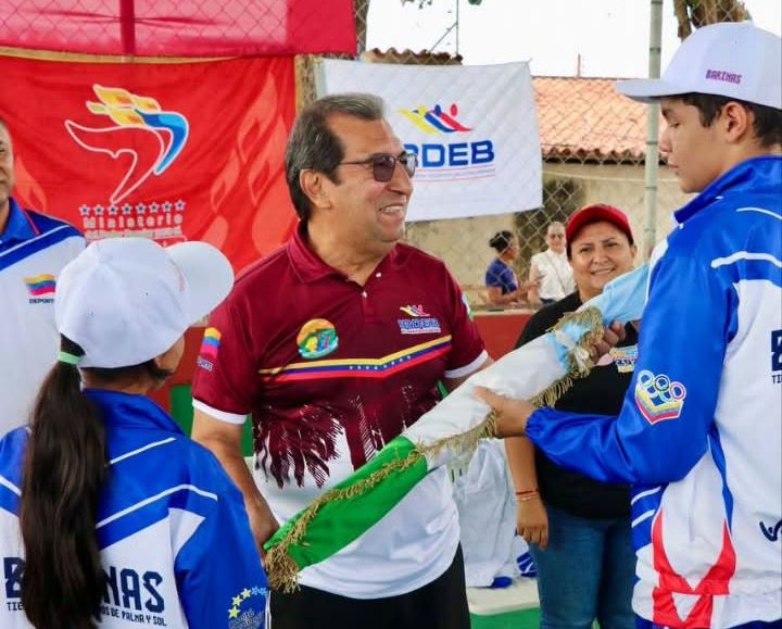 En la cancha deportiva de la urbanización Agustín CodazziAdán Chávez abanderó delegación barinesa que participará en los IV Juegos Comunales 2026