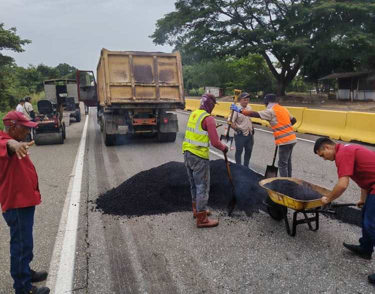 Gobernación ejecuta trabajos de asfaltado y bacheo en la autopista José Antonio Páez