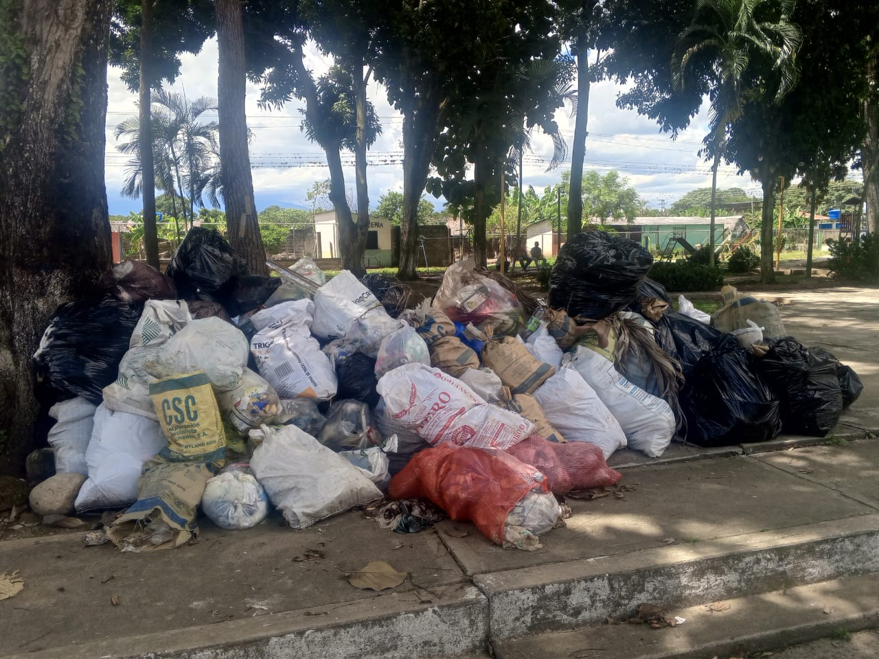 Plaza de Camiri colapsa por basuratras 21 días sin servicio público