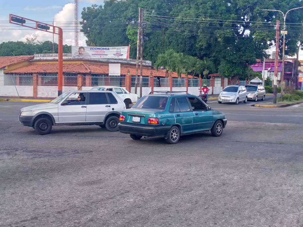 Falla de energía en semáforosgenera caos vehicular